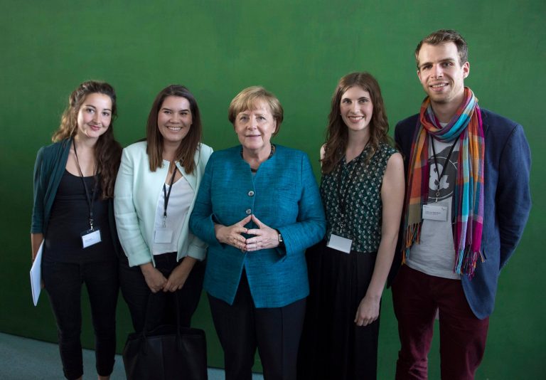 Vier Mitglieder des Vorstands von Schülerpaten Berlin e. V. stehen gemeinsam mit Bundeskanzlerin Angela Merkel